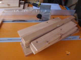 テーブルノコギリで木材をカット