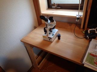 書斎デスクと顕微鏡