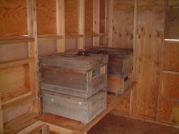 蜂舎室内に置かれたミツバチの養蜂箱